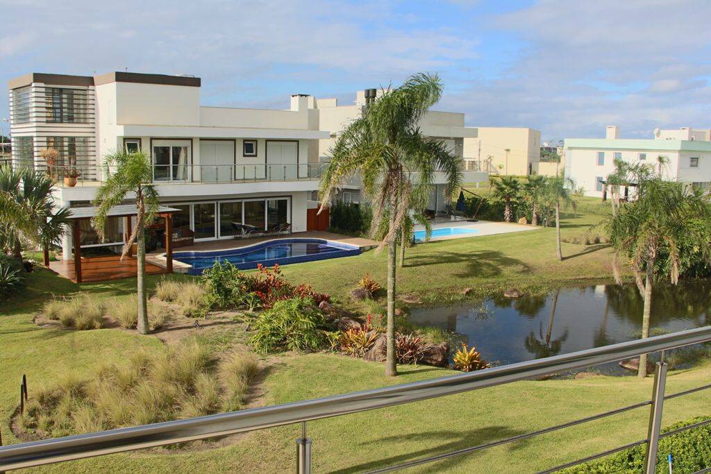 Casa de Condomínio à venda com 5 quartos, 300m² - Foto 2