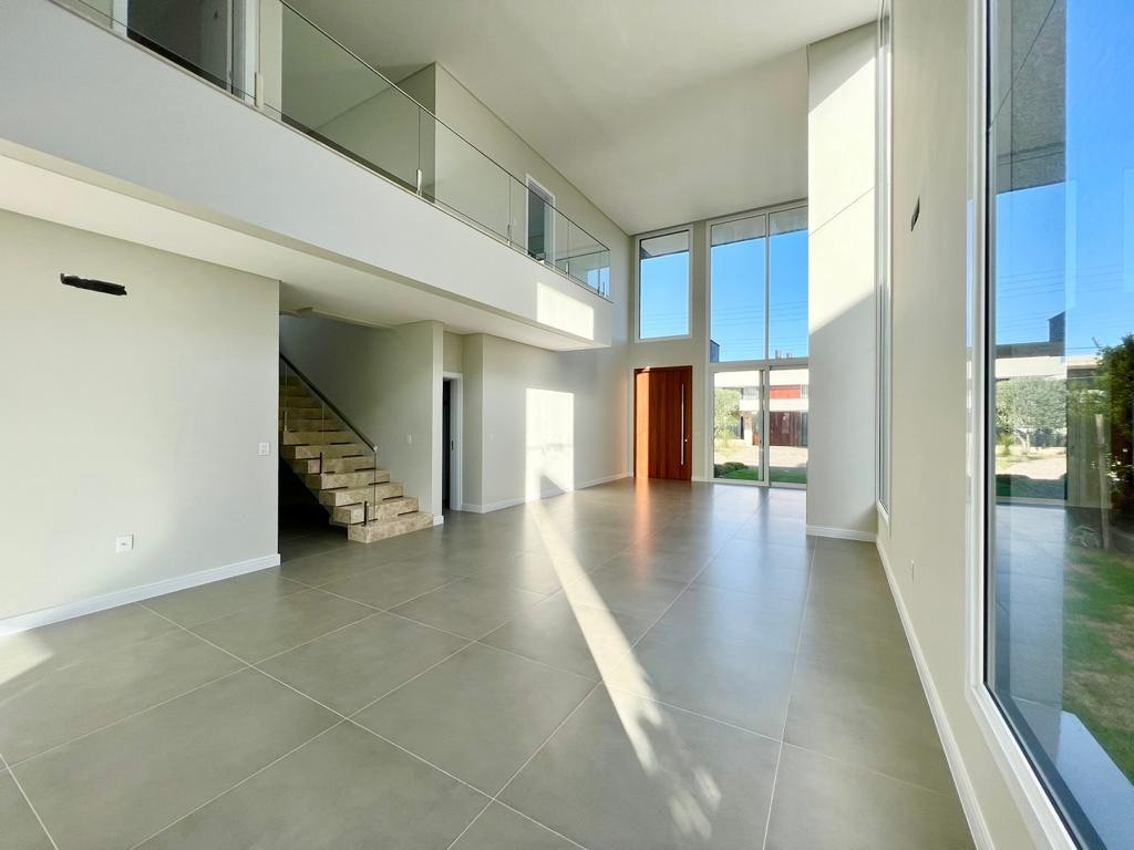 Casa de Condomínio à venda com 4 quartos, 284m² - Foto 2